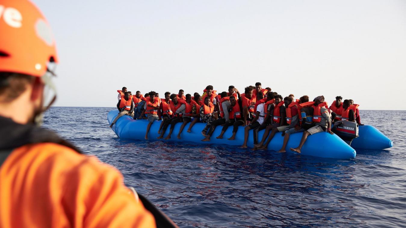 <p>Die von der Seenotrettungsorganisation Sea-Eye herausgegebene Aufnahme zeigt einen Seenotretter, der zu einem Flüchtlingsboot schaut.</p>