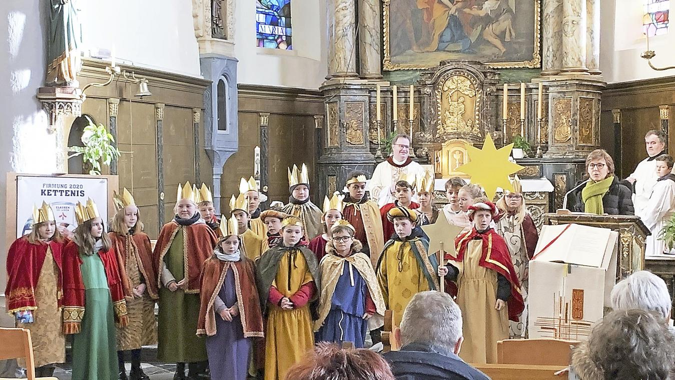 <p>Ein Teil der Sternsinger um Pastor Hubert Chantraine in der Sonntagsmesse der Ketteniser St. Katharina Pfarrkirche.</p>