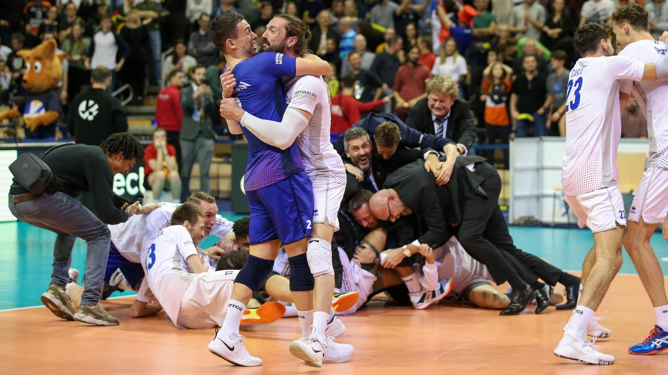 <p>Olympia-Qualifikation: Frankreich gegen Deutschland, Finalrunde. Julien Lyneel (r.) aus Frankreich umarmt jubelnd Teamkollegen Jenia Grebennikov (l.).</p>