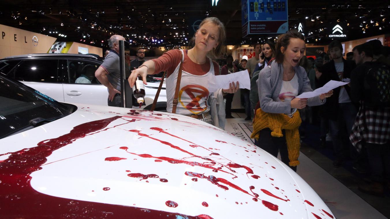 <p>Aktivisten beschmierten Autos mit Fake-Blut.</p>
