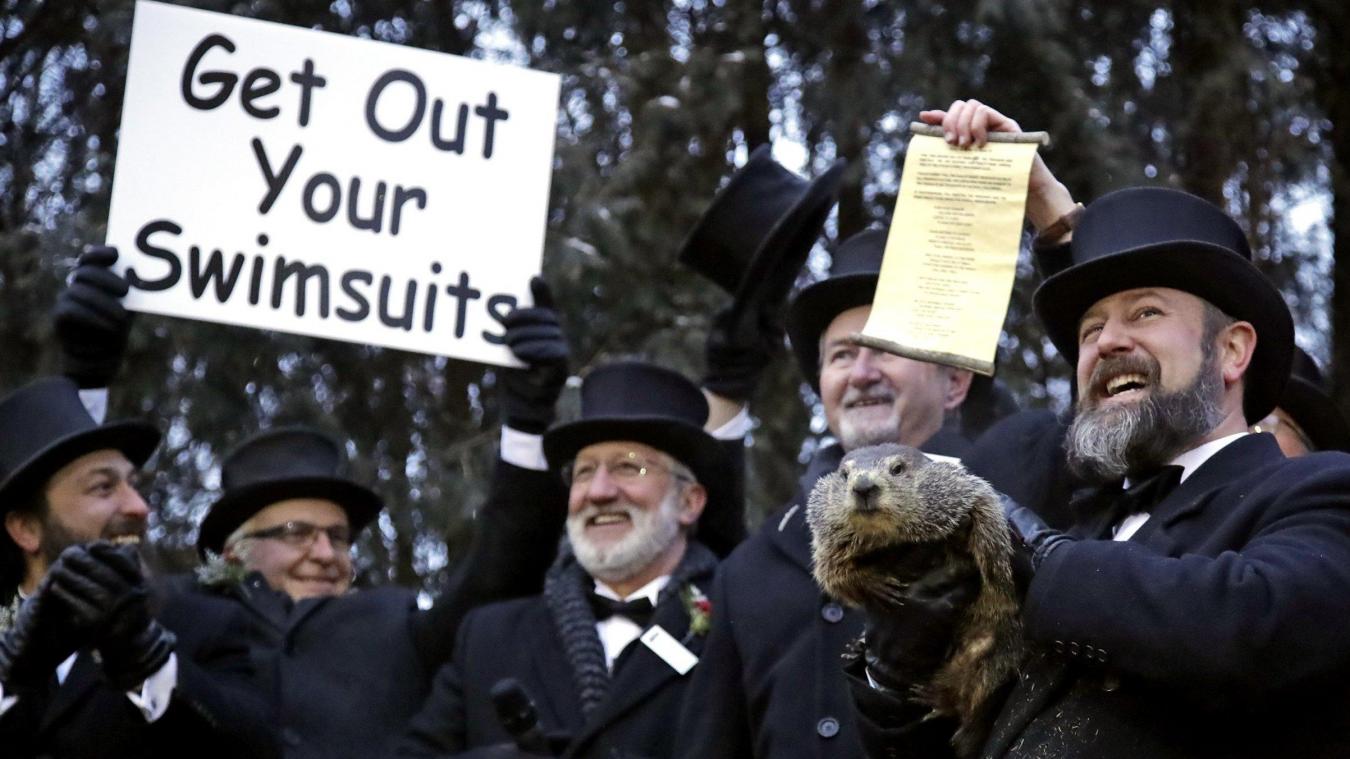 <p>Der Co-Vorsitzende des Groundhog Club, Al Dereume (r.), hält Punxsutawney Phil, das wetterprognostizierende Murmeltier, während des 133. Murmeltiertags. Wie in jedem Jahr am 2. Februar wird der Nager Phil aus seinem Bau in einem Wäldchen bei Punxsutawney (Pennsylvania) gezogen und ins Licht gehalten. Wirft es einen Schatten, bleibt es der Legende nach kalt.</p>