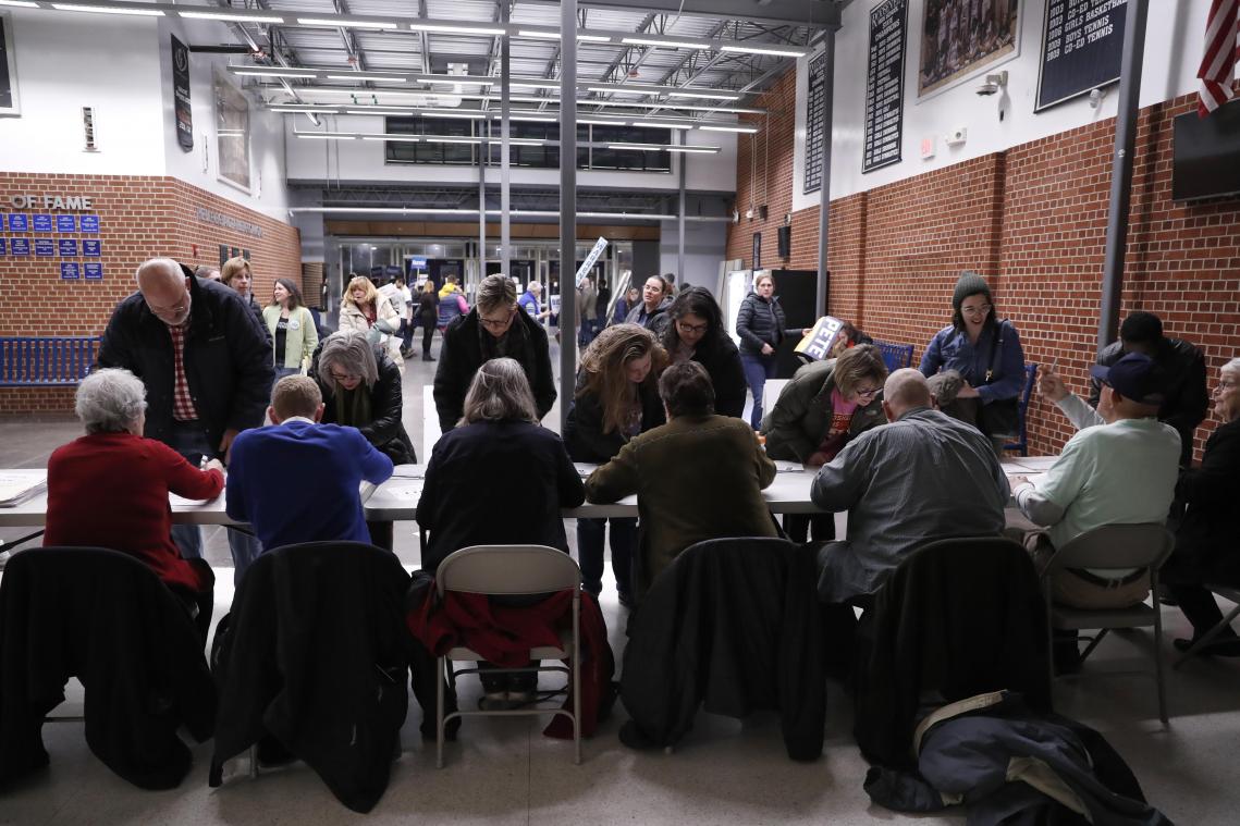 <p>Menschen tragen sich ein, bevor die Bewerberin für die demokratische Präsidentschaftskandidatur, Senatorin Warren, in der Roosevelt High School spricht</p>
