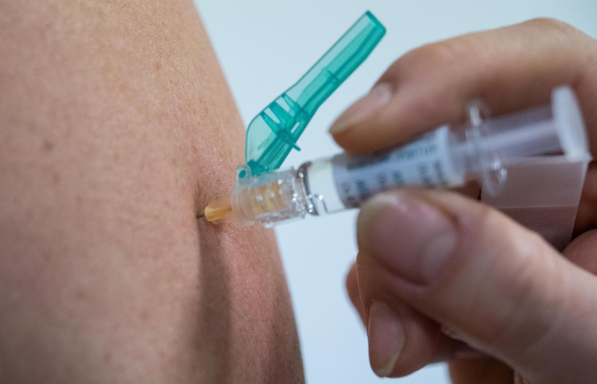 <p>Der Zugang zur Grippeimpfung sollte für Menschen ab 65 Jahre erleichtert werden. Dafür plädiert jedenfalls die Sozialistische Krankenkasse.</p>