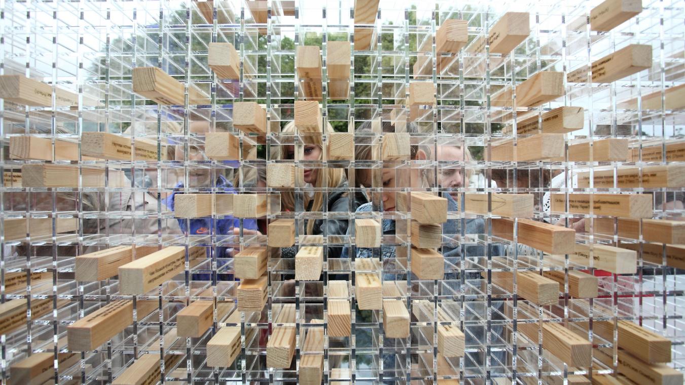 <p>Verschwindende Wand: Die Installation besteht aus einem Plexiglasgerüst, in das rund 6.000 Holzklötze mit Zitaten eingesetzt werden.</p>
