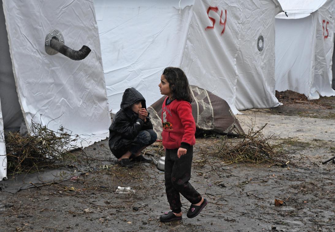 <p>Kinder spielen in einem Flüchtlingslager im Nordwesten Syriens.</p>