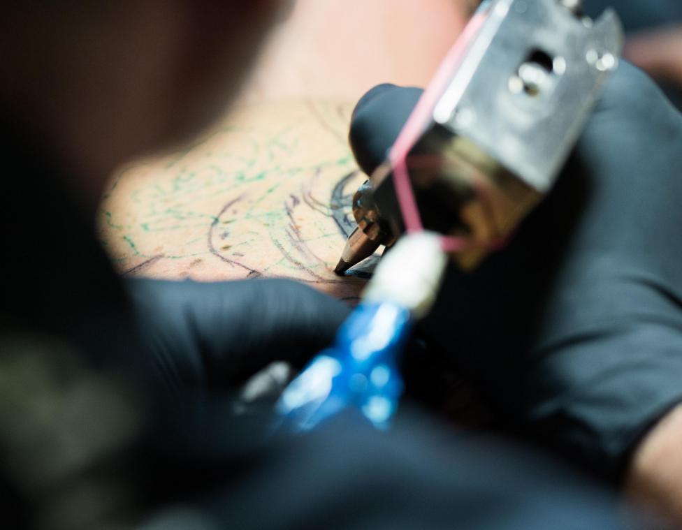 <p>Die Europäische Chemikalienagentur ECHA hat empfohlen, mehr als 4.000 bedenkliche Substanzen bei Tattoo-Farben und permanentem Make-up zu beschränken.</p>