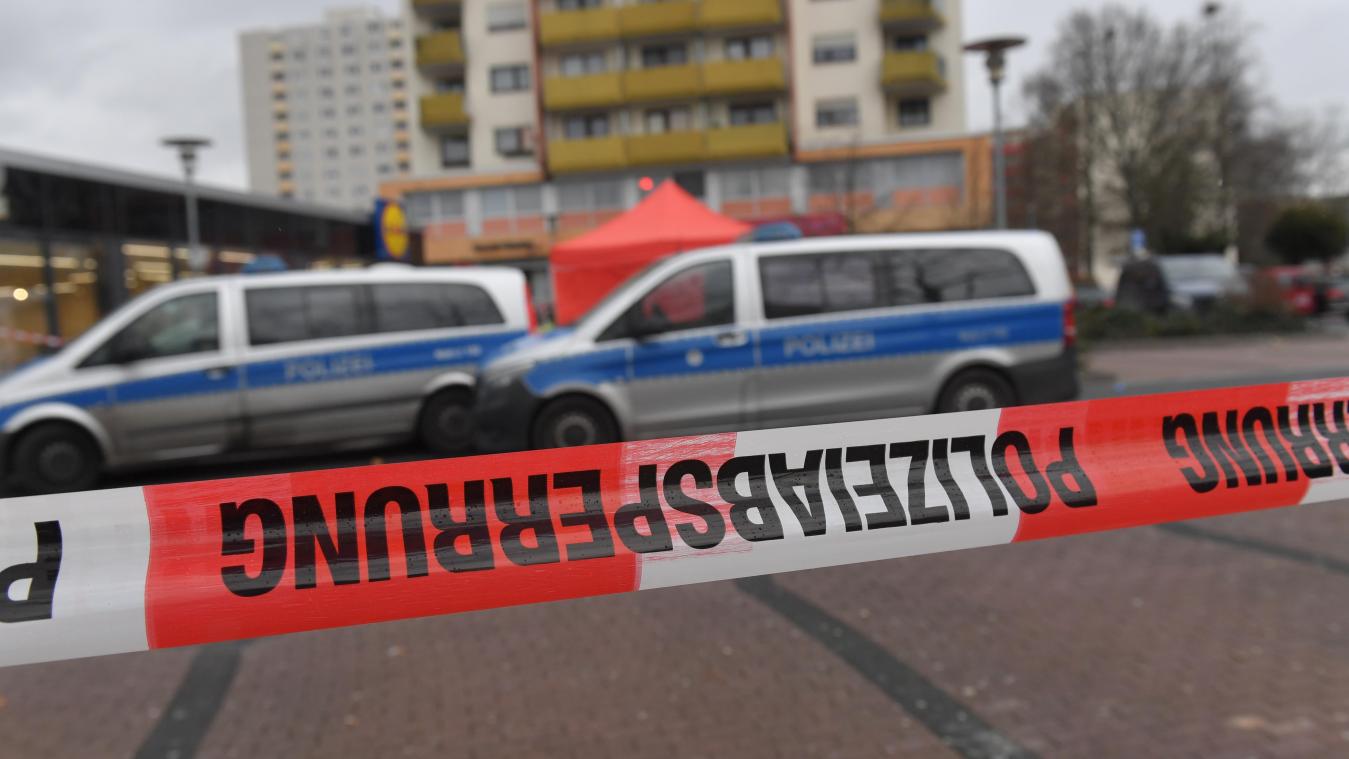 <p>Polizeifahrzeuge stehen vor einem Tatort in Hanau. Bei Schüssen an zwei Shisha-Bars in Hanau wurden mehrere Menschen getötet und weitere verletzt. Der Täter und seine Mutter wurden danach tot aufgefunden.</p>
