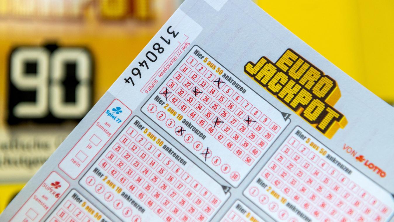 <p>Ein Eurojackpot-Los ist in einer Lotto-Annahmestelle vor einer Tafel zu sehen, auf der auf die Gewinnsumme von 90 Millionen im Eurojackpot hinwiesen wird.</p>