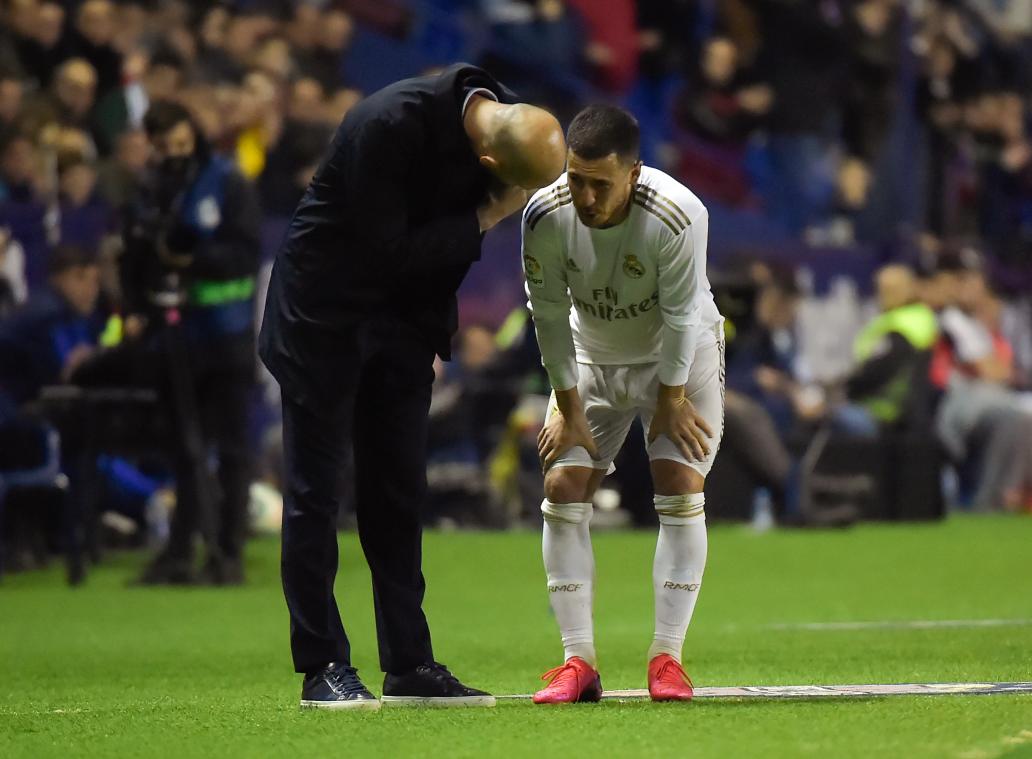 <p>Trainer Zinedine Zidane (l.) erkundigte sich noch auf dem Spielfeld bei Eden Hazard nach der Art seiner Verletzung.</p>