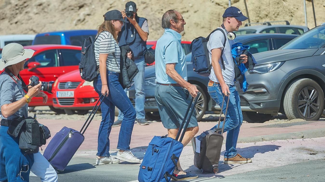 <p>Touristen beim Verlassen des Hotels H10 Costa Adeje Palace auf Teneriffa.</p>