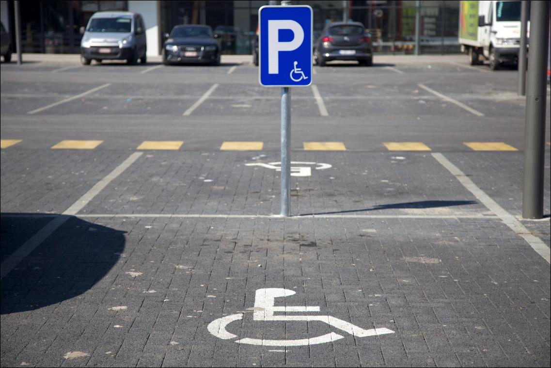 <p>Über 8.500 Strafzettel wurden innerhalb eines Jahres alleine in Brüssel wegen unerlaubten Parkens auf einem Behindertenparkplatz ausgestellt.</p>