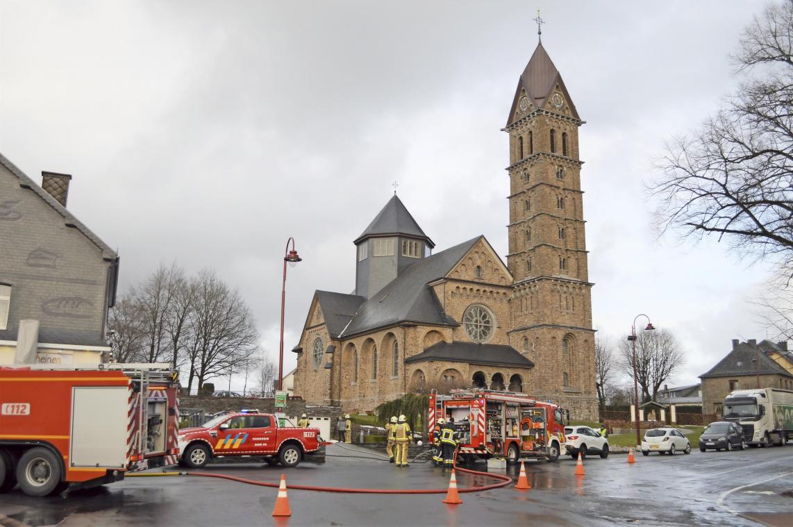 <p>Die Feuerwehr wurde am Mittwoch zu einem Einsatz am Bütgenbacher Marktplatz gerufen.</p>