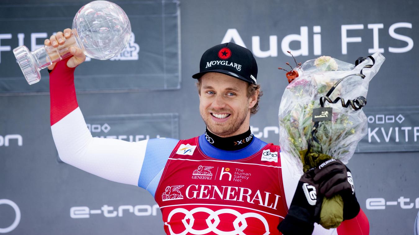 <p>Mauro Caviezel aus der Schweiz, der Sieger des Super-G-Gesamtweltcups, jubelt mit seiner Kristallkugel bei einer Siegerehrung, nachdem der Weltcup im Super-G in Kvitfjell aufgrund des schlechten Wetters abgesagt wurde.</p>