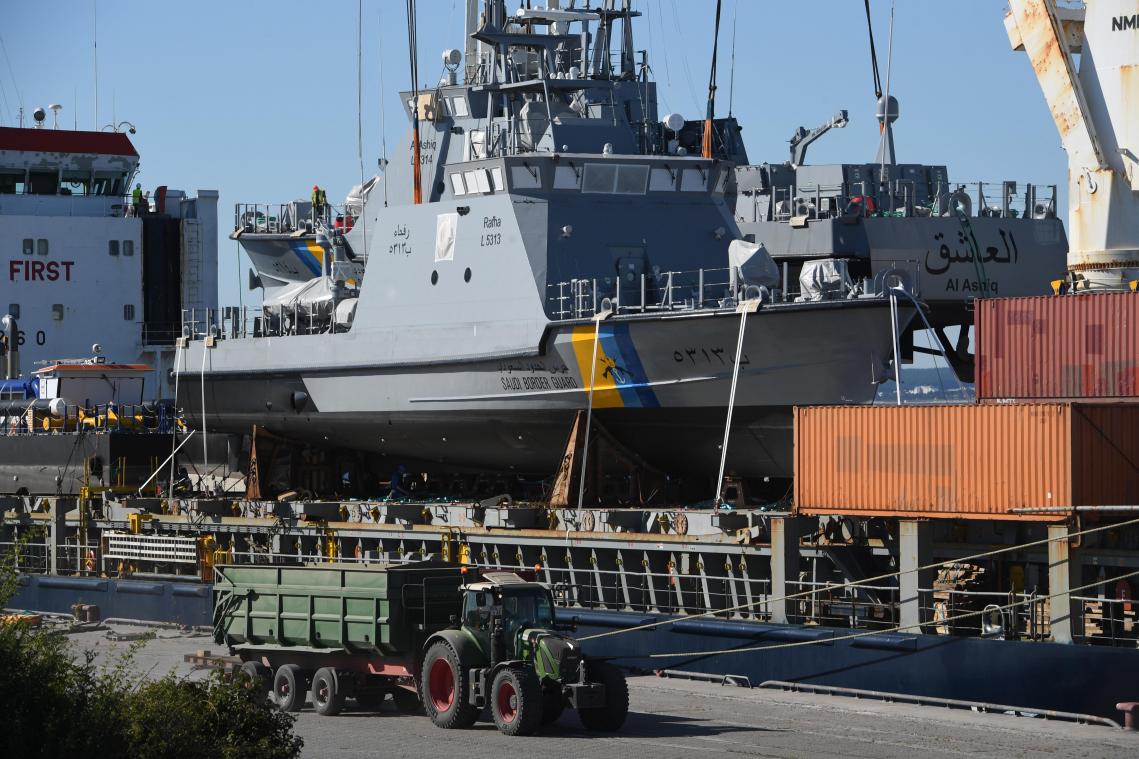 <p>Ein deutsches Küstenschutzboot für Saudi-Arabien wird auf ein Transportschiff verladen.</p>