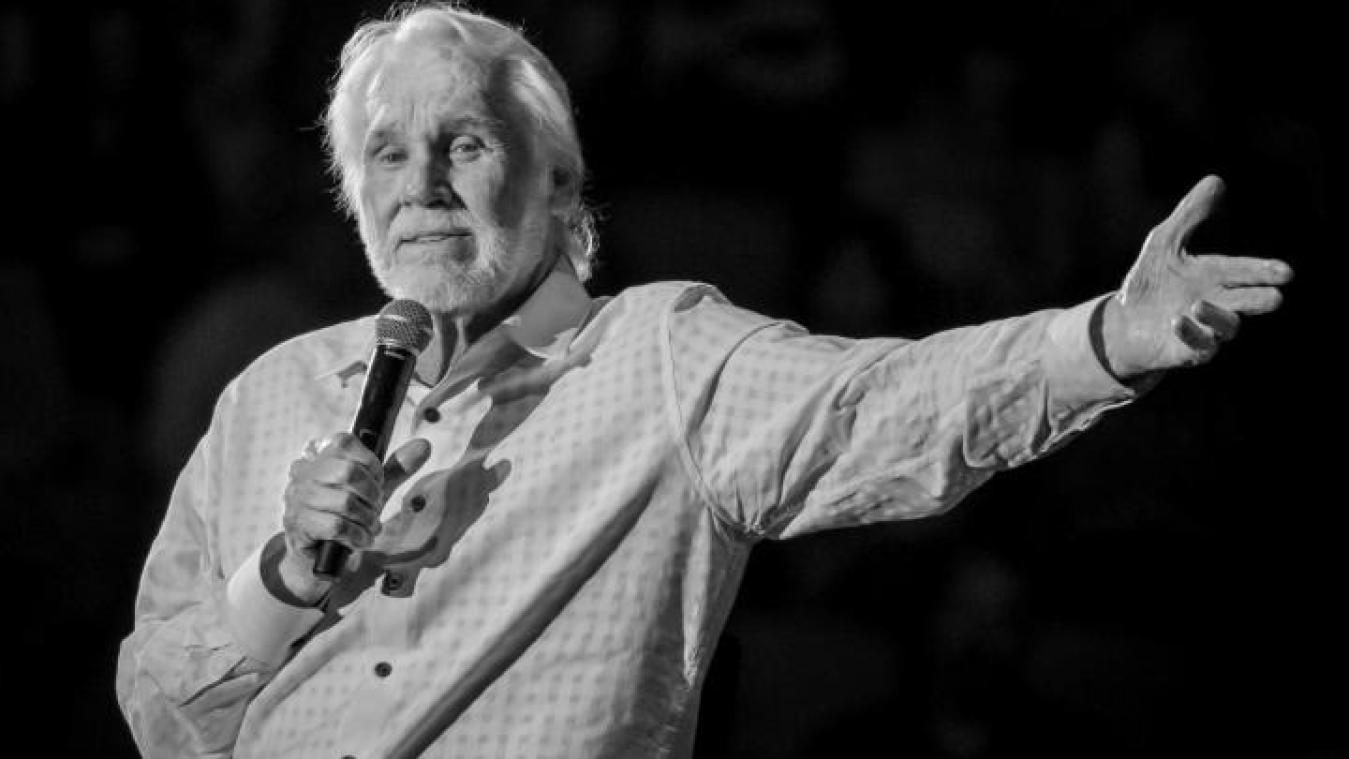 <p>Kenny Rogers verkaufte in seiner erfolgreichen Laufbahn mehr als 120 Millionen Alben.</p>
