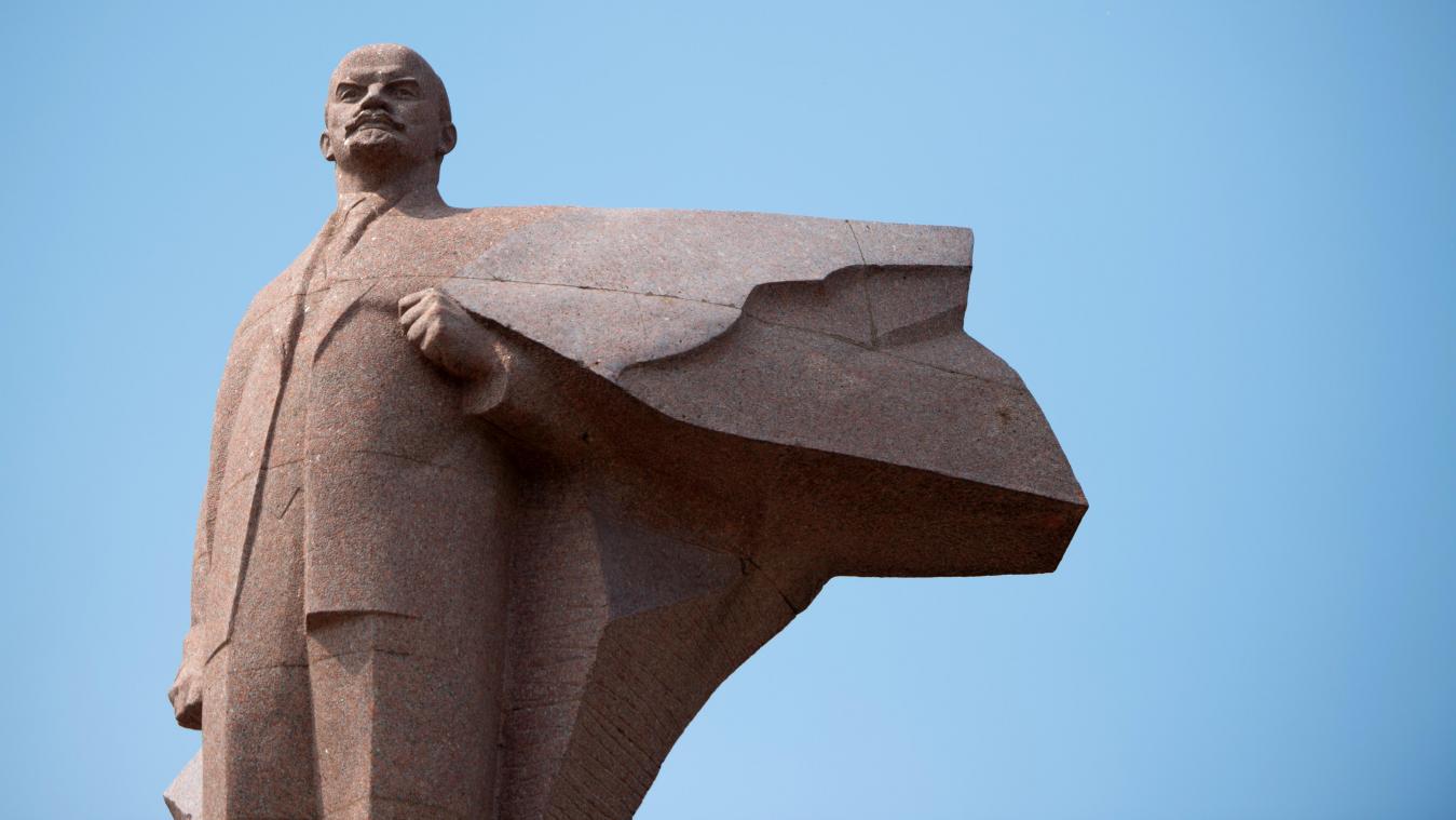 <p>Eine Lenin-Statue vor dem Sitz des Parlaments in Tiraspol (Moldau), aufgenommen im Juli 2016. Statt Kirchen gab es einst fast in jedem Dorf der Sowjetunion ein Lenin-Denkmal.</p>