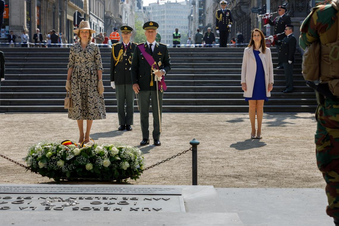 <p>König Philippe und Königin Mathilde mit Premierministerin Sophie Wilmès (r.) am Grab des Unbekannten Soldaten.</p>