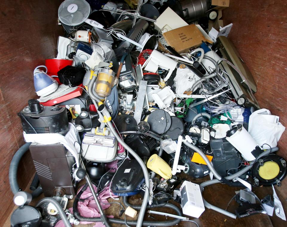 <p>Ausrangierte Haushaltsgeräte und andere Elektrogeräte liegen in einem Sammelbehälter für Elektroschrott.</p>