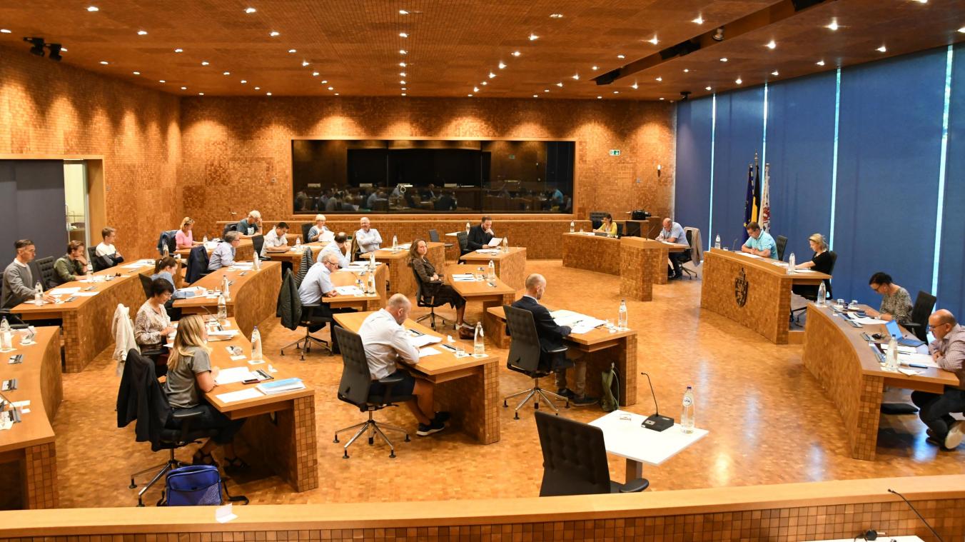 <p>Ein ungewohntes Bild: Der Eupener Stadtrat tagte am Dienstag dort, wo sonst das DG-Parlament seine Sitzungen abhält.</p>