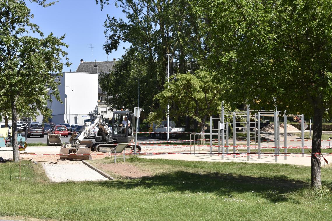 <p>Ein beauftragtes Bauunternehmen schafft derzeit Platz für die erweiterte Skatefläche am Josephine-Koch-Park in der Oberstadt. Bestenfalls erfolgt die Fertigstellung noch vor den Bauferien.</p>