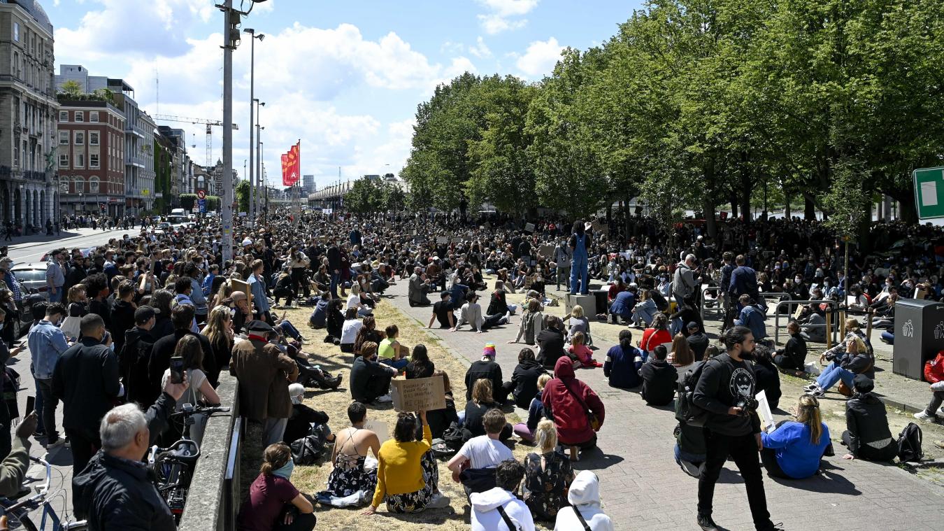 <p>Demonstranten während eines Anti-Rassismus-Protests im Rahmen der „Black Lives Matter“-Proteste in Antwerpen am Sonntag, den 7. Juni 2020.</p>