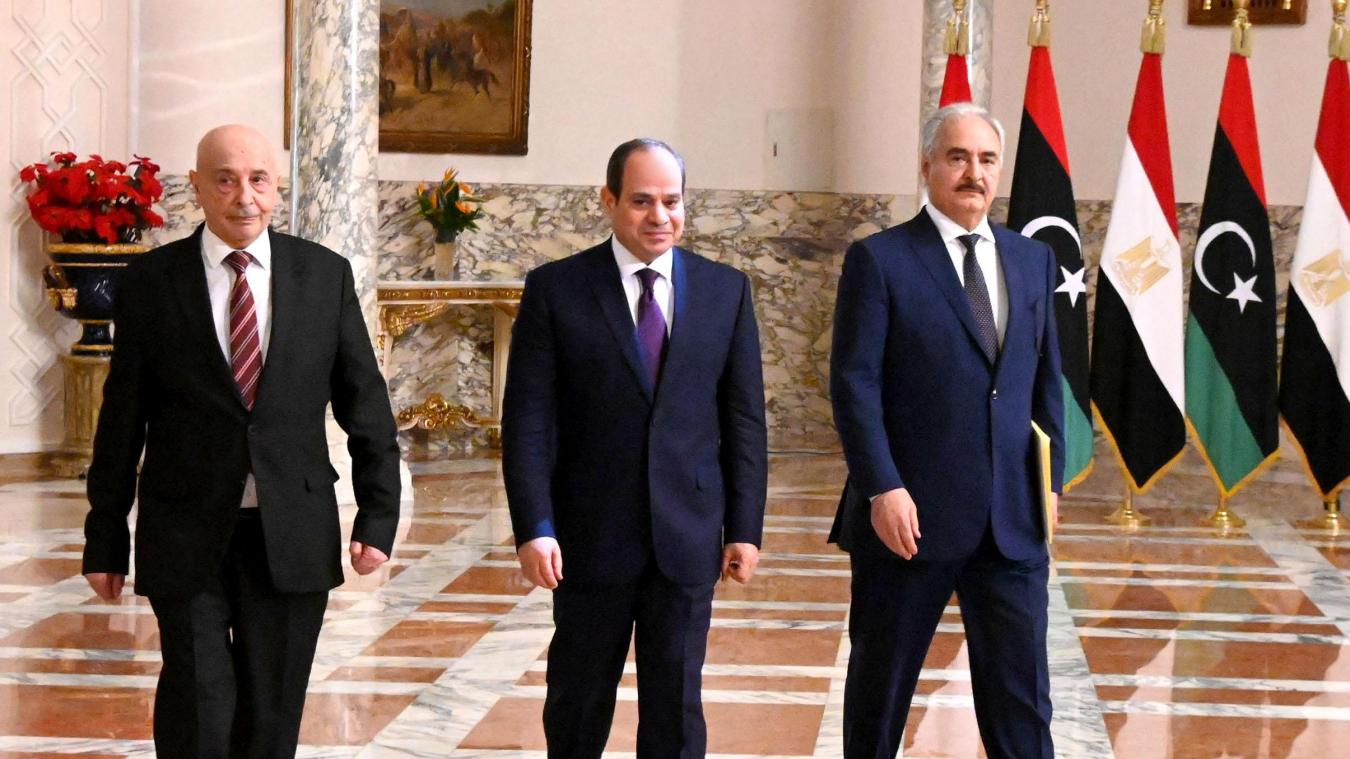 <p>Der ägyptische Präsident Abdel Fattah al-Sisi (M.), der libysche Kommandeur Khalifa Haftar (r.) und der Sprecher des libyschen Parlaments Aguila Saleh (l.) treffen zu einer gemeinsamen Pressekonferenz in der Hauptstadt Kairo ein.</p>