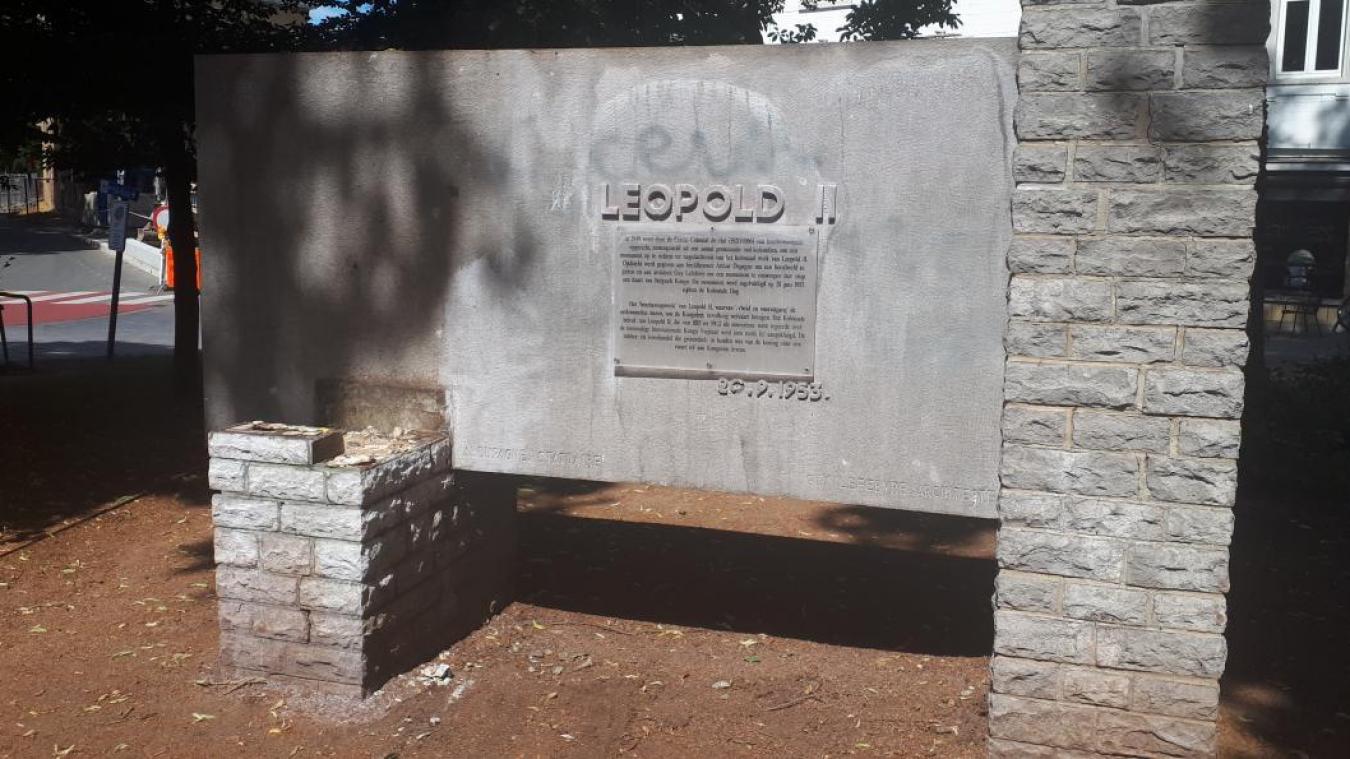 <p>Büste von Leopold II. in Halle vom Sockel entfernt</p>
