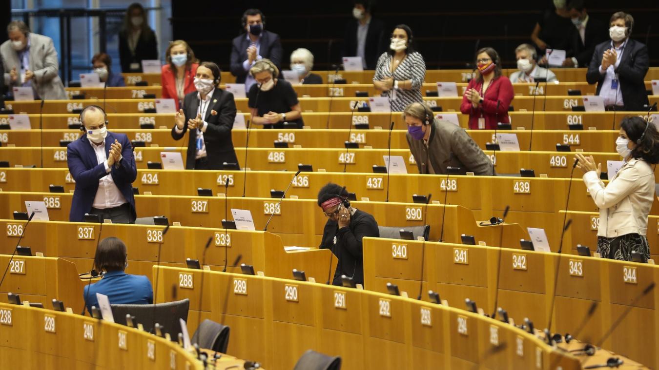 <p>Europaabgeordnete applaudieren nach einer Rede von Pierrette Herzberger-Fofana.</p>