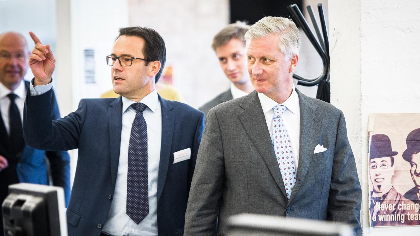 <p>Frederik Delaplace (l.) hier bei einer Führung mit König Philippe im September 2015 durch die Räume von Mediafin.</p>