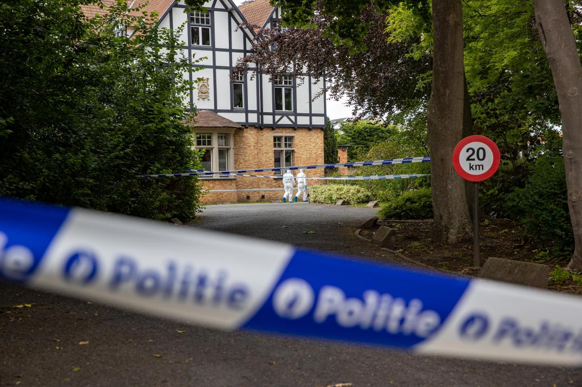 <p>In Brügge ist Bürgermeister Dirk De fauw am Samstag bei einer Messerattacke am Hals verletzt worden.</p>