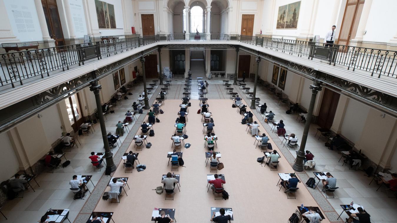 <p>Studenten der VUB-Universität während einer Prüfung im Kunst- und Geschichtsmuseum am 2. Juni 2020 in Brüssel.</p>