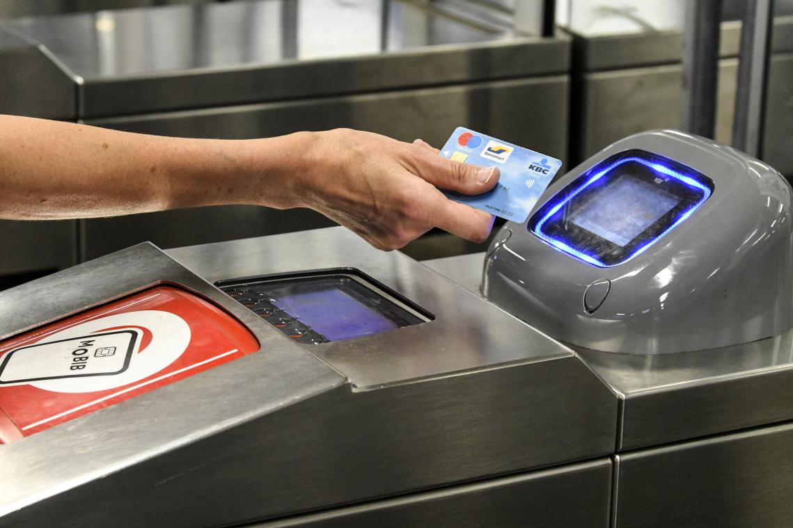 <p>Einfach die Bankkarte am vorgesehenen Terminal halten, und schon öffnet sich die Zugangsschranke in der U-Bahnstation. Der Betrag für eine Fahrt wird automatisch vom Konto abgebucht.</p>