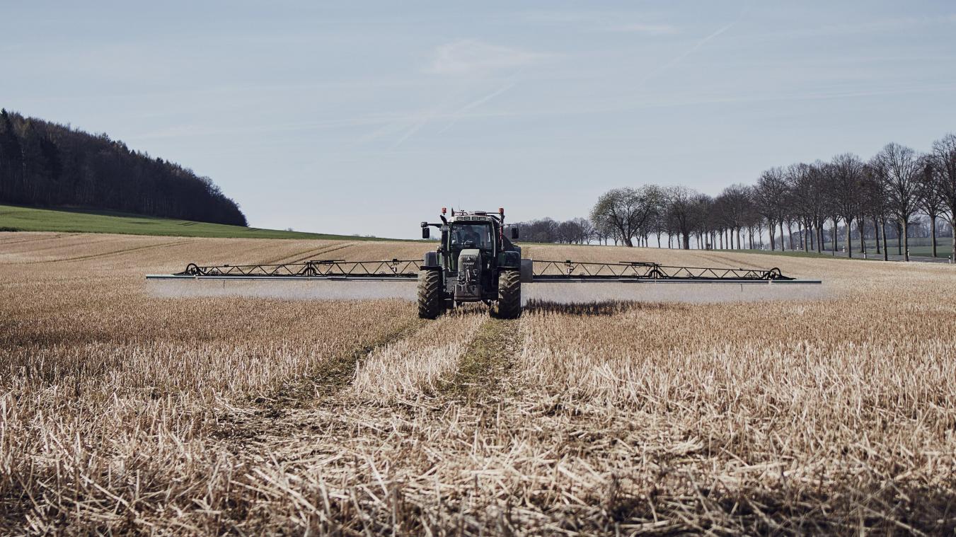 <p>Ein Traktor fährt über ein Feld und bringt Glyphosat aus.</p>