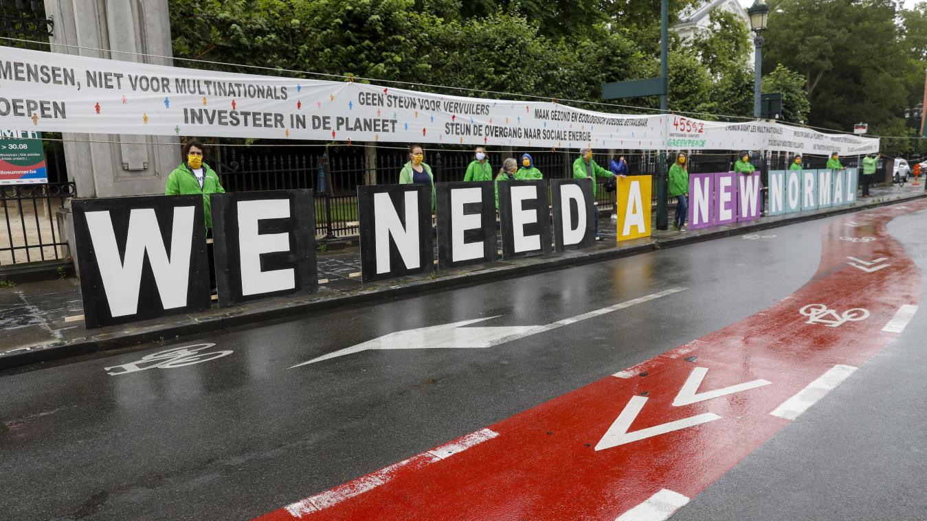 <p>Greenpeace protestiert für einen nachhaltigen und sozial gerechten Wiederaufbau nach der Coronakrise in der Rue de la Loi in Brüssel am Donnerstag, 16. Juli 2020.</p>