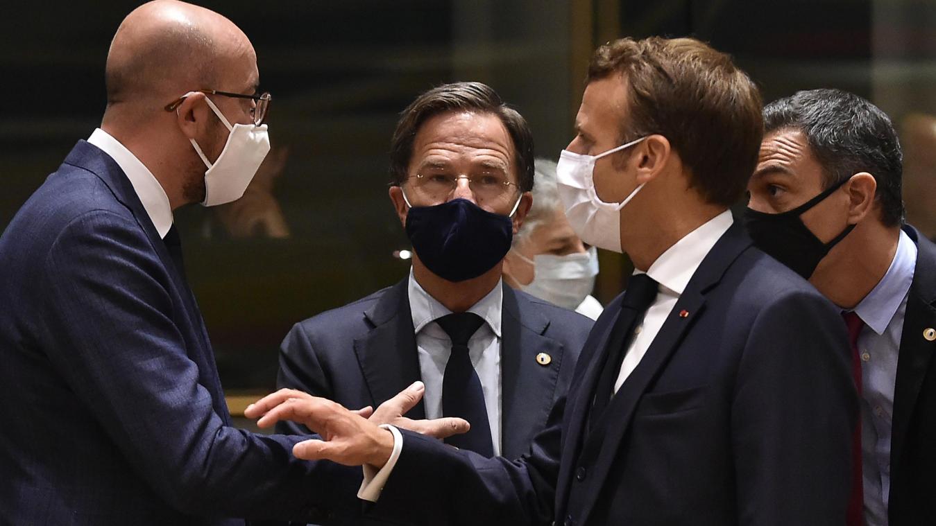 <p>Charles Michel (l.), ehemaliger Premierminister in Belgien, und Emmanuel Macron (r.) unterhalten sich. In der Mitte ist der niederländische Premierminister Mark Rutte zu erkennen.</p>