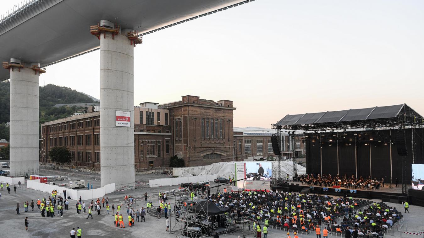 <p>Dirigent Antonio Pappano (r.) dirigiert das Orchester der Akademie Nazionale di Santa Cecilia am Fuß des Bauwerks der neuen Autobahnbrücke in der italienischen Hafenstadt Genua.</p>