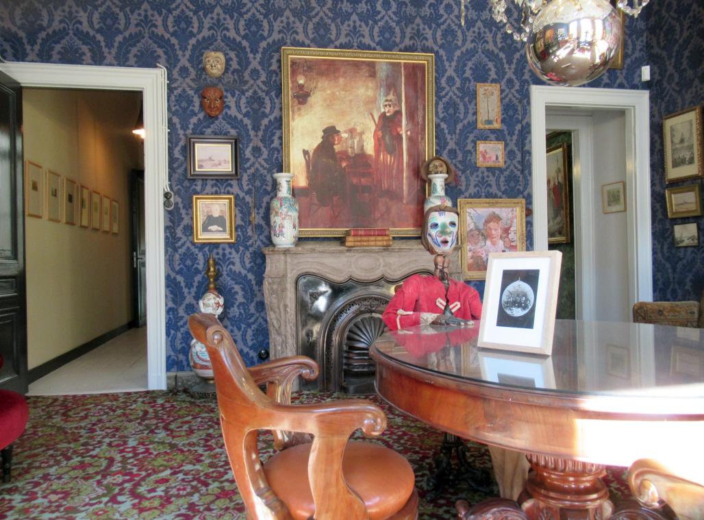 <p>Der blaue Salon im James-Ensor-Haus. Das neu eröffnete Museum will als Erlebniszentrum hinter die Kulissen des belgischen Künstlers schauen, dessen Werk und Leben bis heute noch voller Rätsel ist.</p>