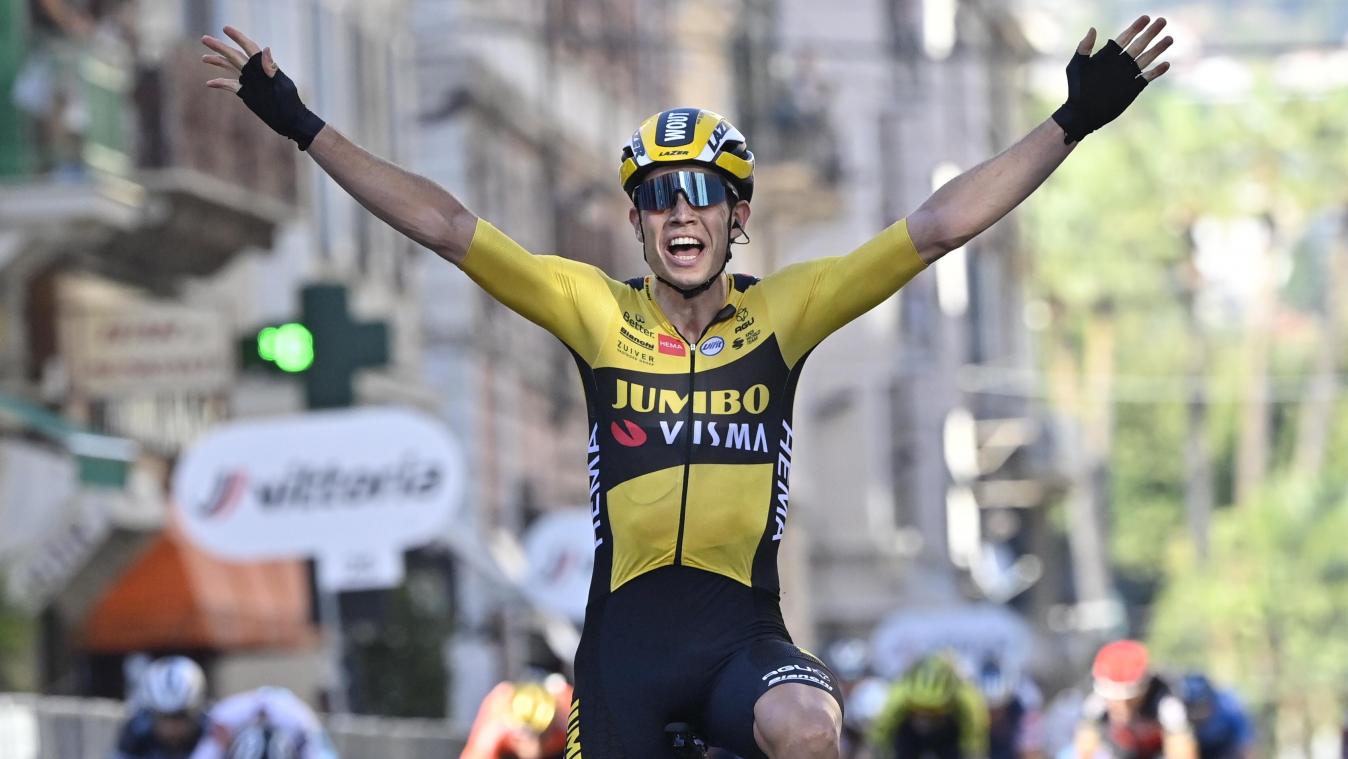 <p>Wout Van Aert vom Team Jumbo-Visma feiert seinen Sieg.</p>