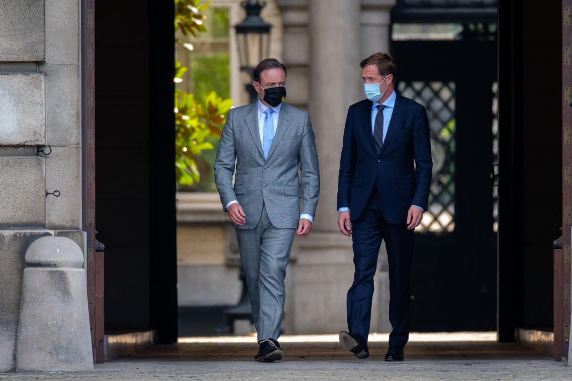 <p>Ziehen ihren Hut: Bart De Wever (links) und Paul Magnette (rechts).</p>