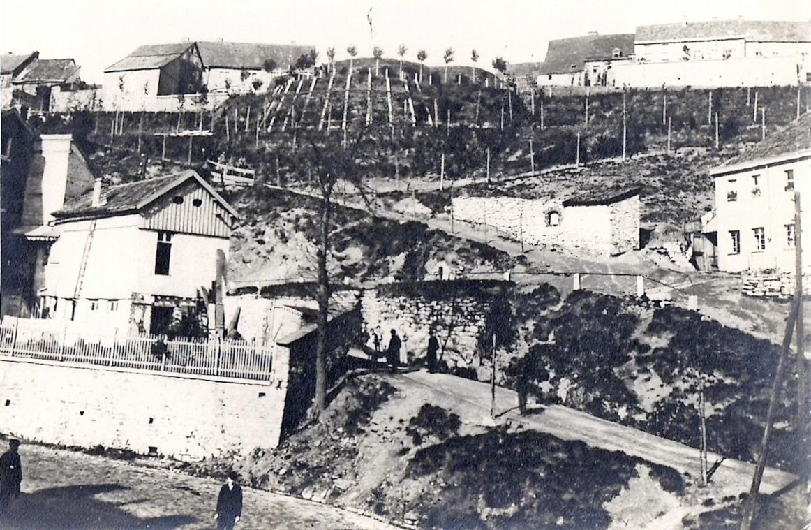 <p>Der damalige „Moorenhügel“ wurde durch Aufschüttung und Modellierung des Haasbergs ab 1883 zum Terrassenpark gestaltet. Die Holzpalisaden hielten dem Druck jedoch nicht stand und brachen 1886 ein.</p>