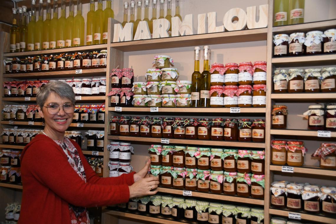 <p>Katja Baratto präsentiert ihre Marmeladen in einer großen Regalwand im Restaurant Arti’Choc.</p>