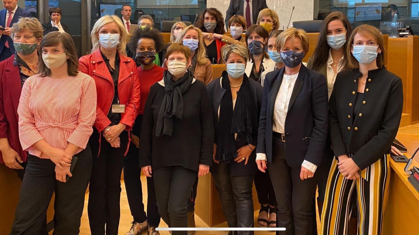 <p>Anne Kelleter (Zweite von links) und ihre Kolleginnen im Wallonischen Parlament protestierten gegen die Entscheidung von MR-Chef Georges-Louis Bouchez.</p>