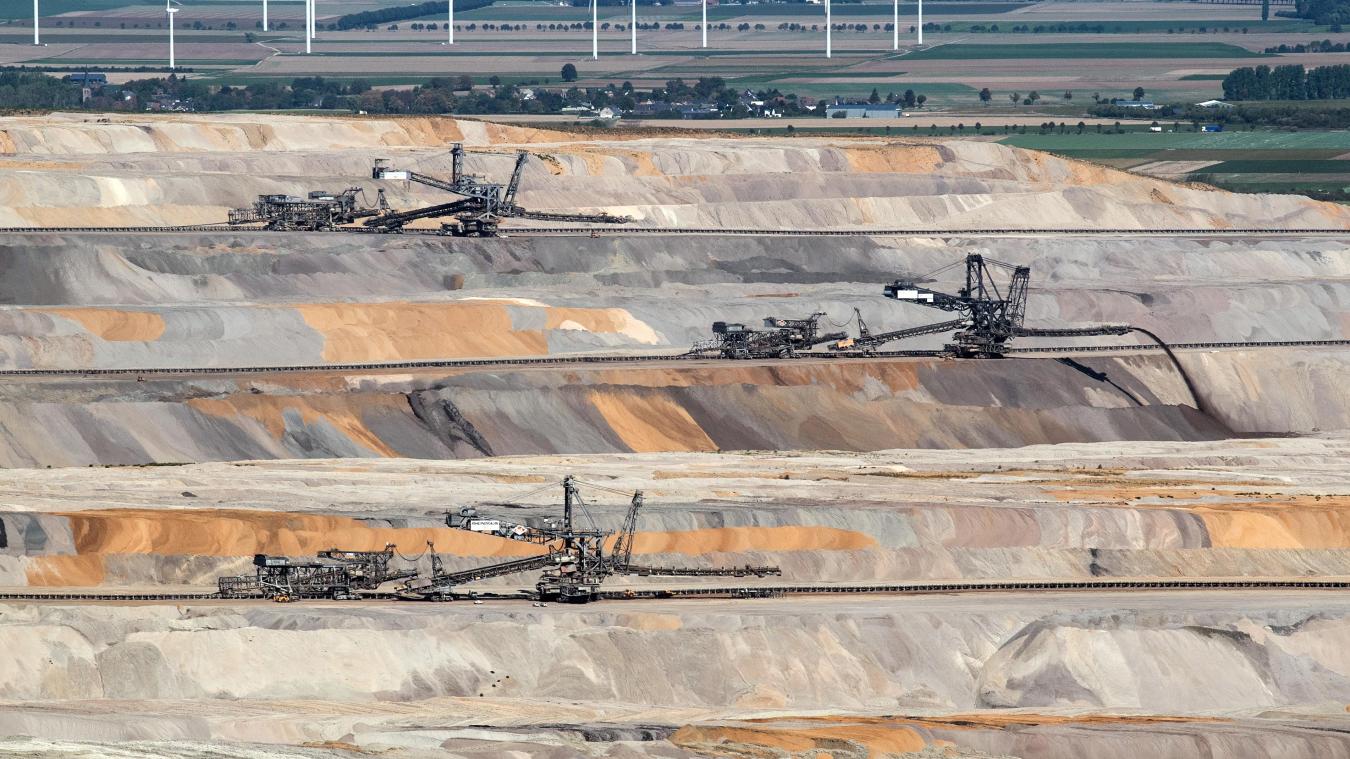 <p>Im Tagebau Hambach arbeiten Bergbaumaschinen. Das nordrhein-westfälische Kabinett hat die lang erwartete neue Leitentscheidung zum Braunkohleabbau im Rheinischen Revier auf den Weg gebracht.</p>