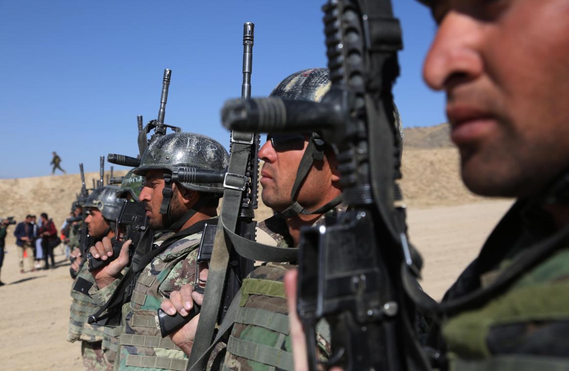 <p>Afghanistan, Kabul: Soldaten einer Spezialeinheit der afghanischen Nationalarmee nehmen an ihrer Abschlussfeier in einem militärischen Ausbildungszentrum teil.</p>