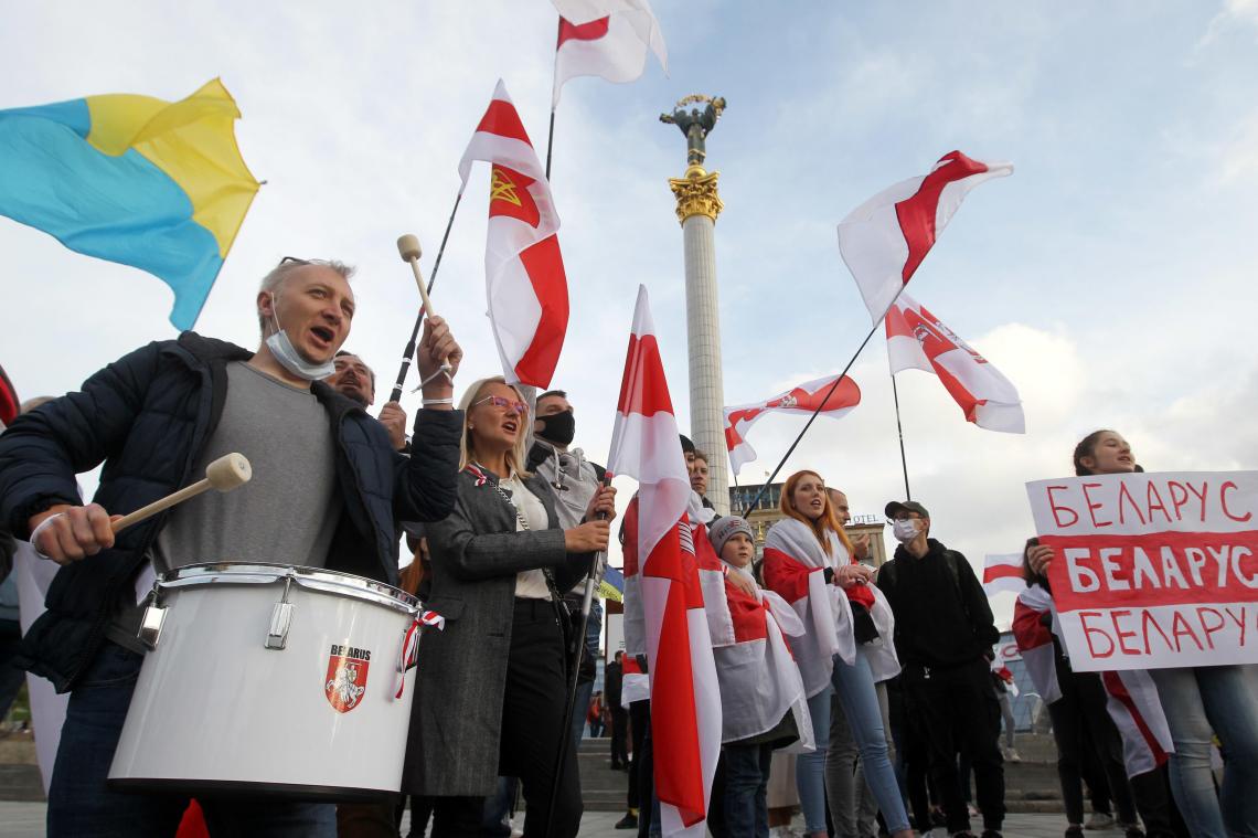 <p>Hunderte, meist aus Belarus stammende Menschen nehmen an einer Kundgebung in Kiew teil und zeigen ihre Solidarität mit den belarussischen Demonstranten, die weiterhin gegen die Ergebnisse der Präsidentschaftswahlen protestieren.</p>