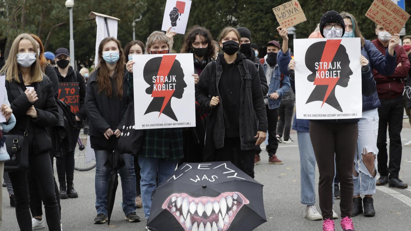 <p>Warschau: Frauenrechtsaktivisten nehmen an einem von der Frauenrechts-Organisation „Strajk Kobiet“ organisierten „Generalstreik“ teil. Nach der Entscheidung des polnischen Verfassungsgerichts, dass auch Schwangerschaftsabbrüche aufgrund schwerer Fehlbildungen des ungeborenen Kindes verfassungswidrig seien, sollen Gegner dieser Entscheidung aus Protest die Arbeit niederlegen.</p>