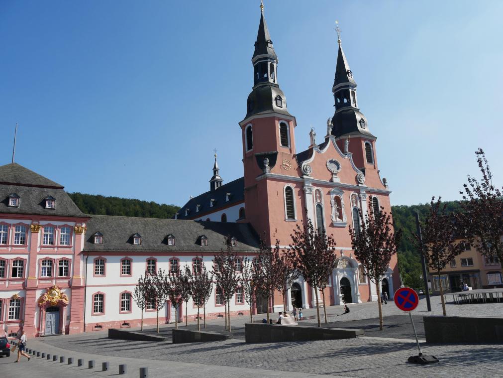 <p>Der neu gestaltete Hahnplatz und die frisch restaurierte Basilika in Prüm sind immer einen Abstecher wert</p>