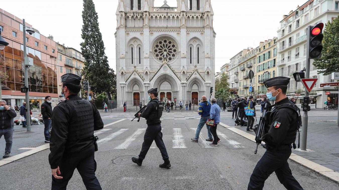 <p>Nizza: Polizisten der Gendarmerie sichern das Gebiet um die Basilika Notre-Dame. In der südfranzösischen Küstenstadt Nizza hatte es einen tödlichen Messerangriff mit drei Toten und mehreren Verletzten gegeben.</p>