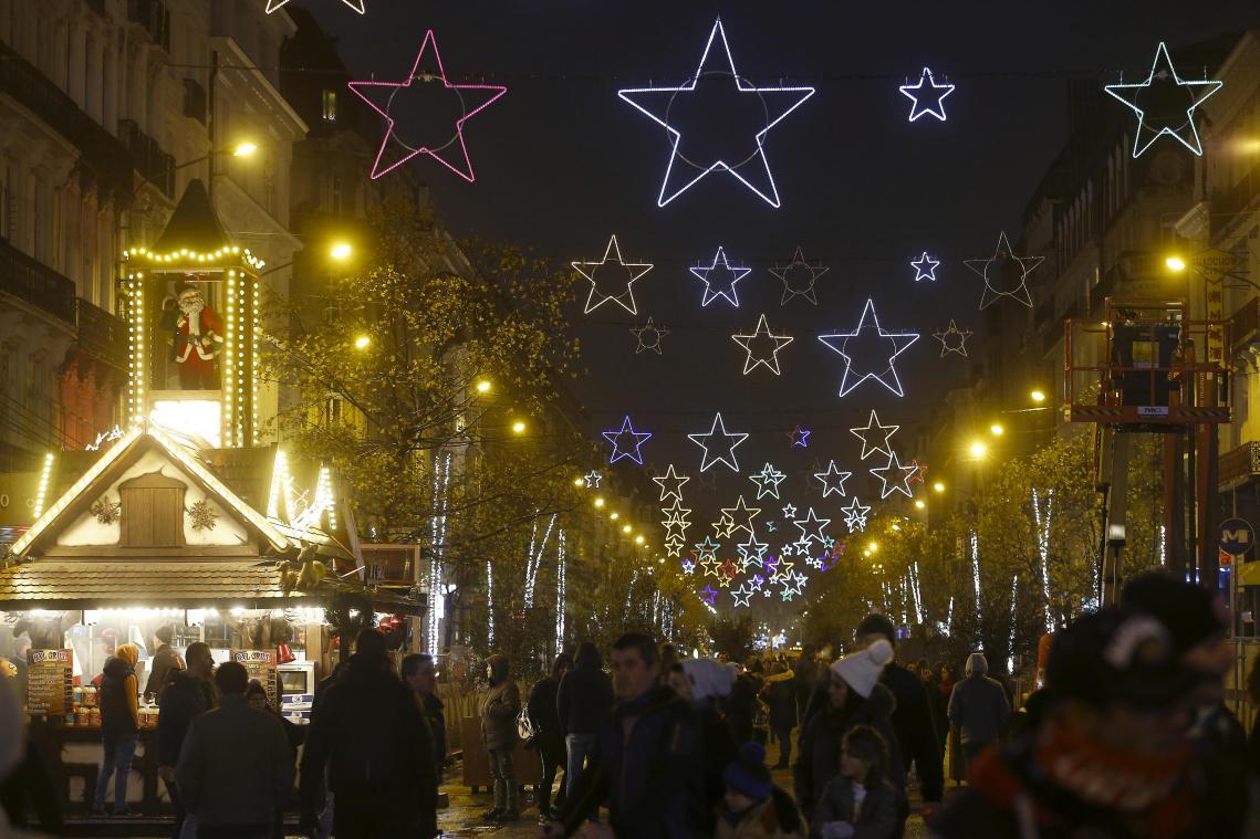 <p>Ein Bild vor der Pandemie: Der Brüsseler Weihnachtsmarkt zieht Jahr für Jahr etliche Besucher in seinen Bann. In diesem Jahr wird aber alles anders sein in der Hauptstadt.</p>