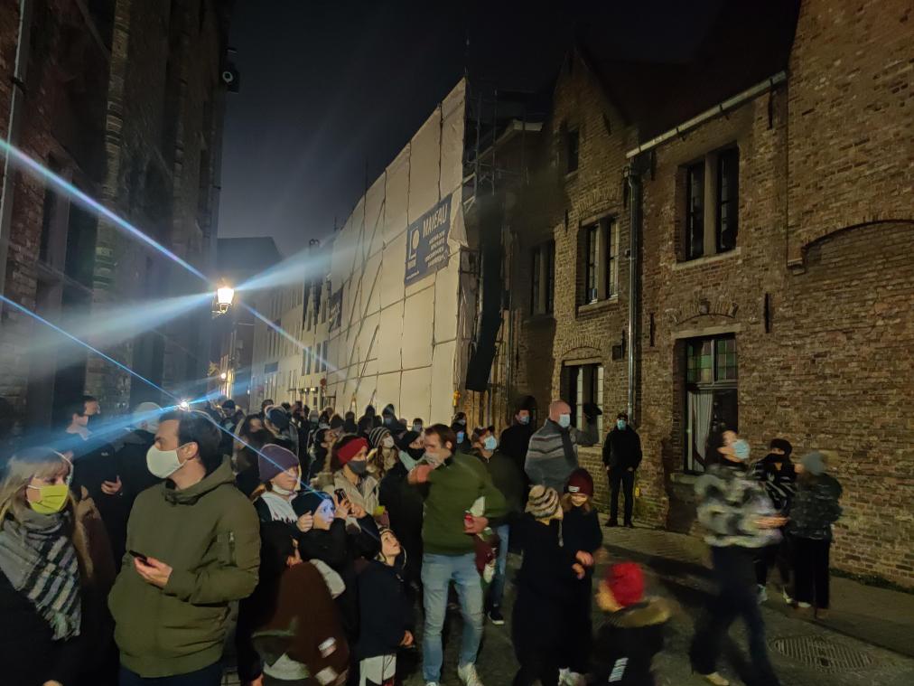 <p>Man schätzt, dass am Samstagabend mindestens 10.000 Menschen durch die Altstadt von Brügge flanierten, um das Lichtspektakel «Wintergloed» anzuschauen.</p>